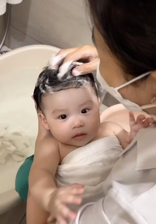 Con trai Sam ngày càng kháu khỉnh, bụ bẫm.