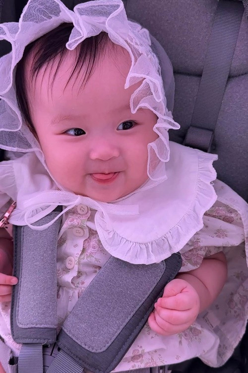 Mỗi bài đăng của Sam về các con thu hút hàng chục nghìn người thích, chia sẻ trên Facebook, Instagram.