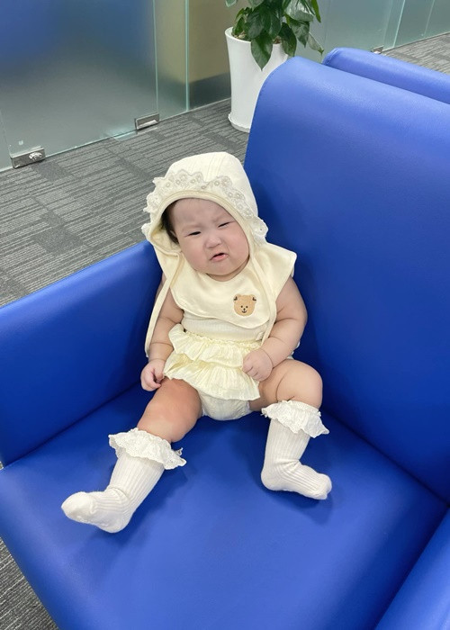 Ijin sở hữu gương mặt đáng yêu, chân tay tròn lẳn.