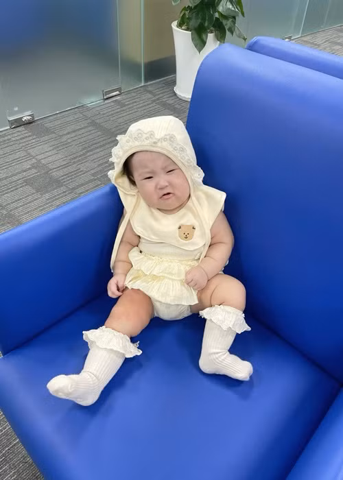 Ijin sở hữu gương mặt đáng yêu, chân tay tròn lẳn.