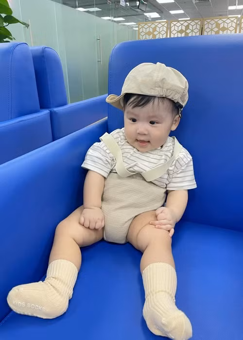 Bé Ijun được mẹ cho ăn mặc như hot boy nhí.