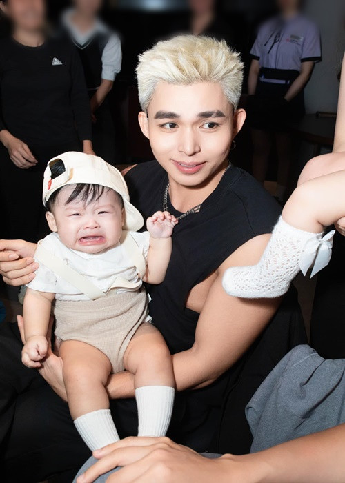 Jun Phạm, Huyền Baby, Ninh Dương Lan Ngọc thay nhau ẵm bồng hai bé Ijin và Ijun.