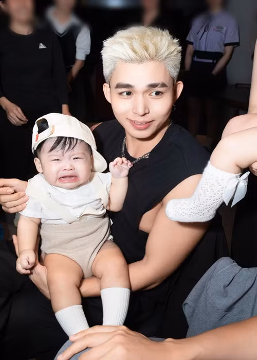 Jun Phạm, Huyền Baby, Ninh Dương Lan Ngọc thay nhau ẵm bồng hai bé Ijin và Ijun.