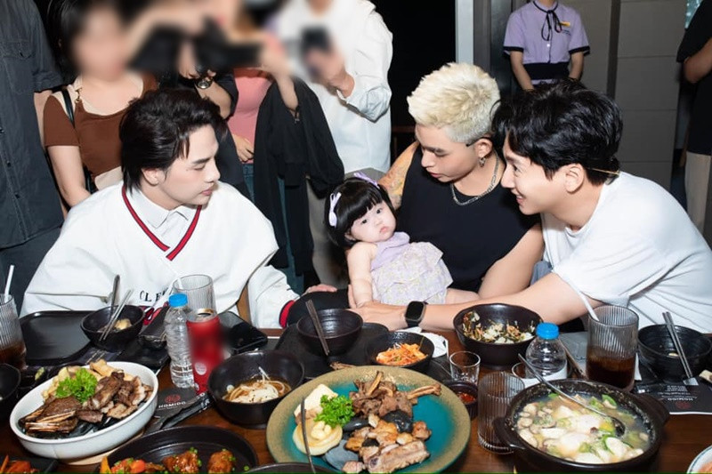 Cặp song sinh nhà Sam được nhiều sao Việt cưng chiều.