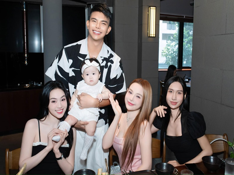 "Hôm qua tôi lạc hai đứa con. Về coi lại hình mới thấy hai đứa nhỏ nằm trong vòng tay của hết cô chú này đến cô chú nọ. Thiệt sự mẹ bận quá chạy lung tung mà ai dè hai đứa xuống tiếp đón khách phụ mẹ luôn", Sam hài hước chia sẻ khi hai con được nhiều đồng nghiệp cưng chiều.