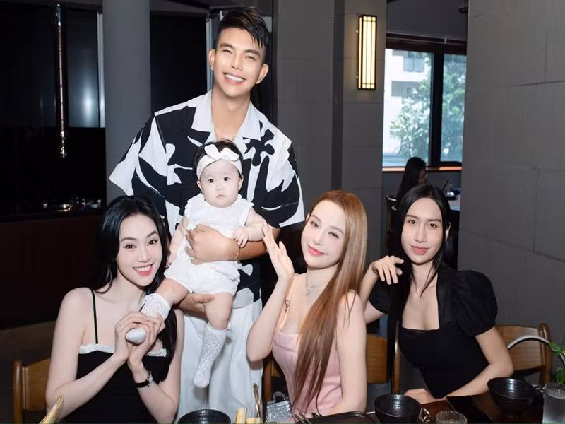 "Hôm qua tôi lạc hai đứa con. Về coi lại hình mới thấy hai đứa nhỏ nằm trong vòng tay của hết cô chú này đến cô chú nọ. Thiệt sự mẹ bận quá chạy lung tung mà ai dè hai đứa xuống tiếp đón khách phụ mẹ luôn", Sam hài hước chia sẻ khi hai con được nhiều đồng nghiệp cưng chiều.