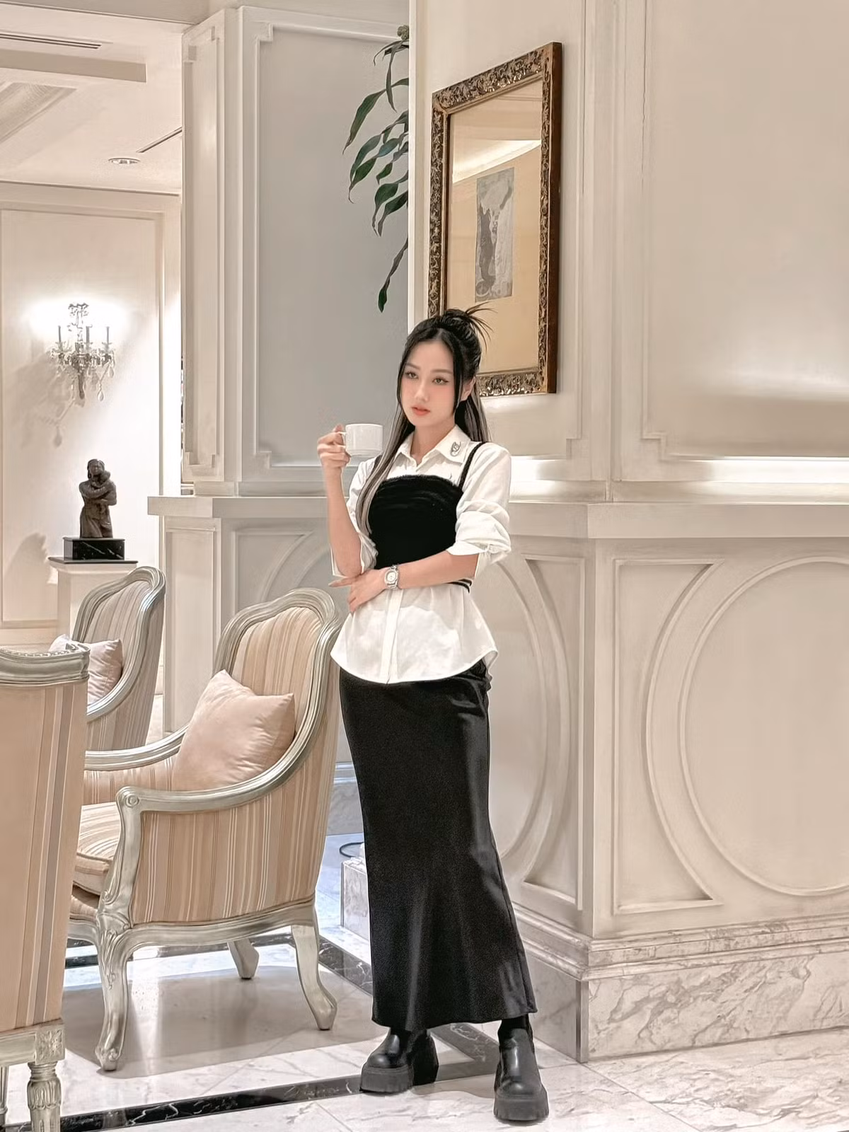 Theo học lĩnh vực lập trình hầu hết là các bạn nam nên Hoàng Khánh Ly khá ít nói. Tuy nhiên, việc làm diễn viên đã thay đổi cô. "Công việc này giúp tôi sống nhiều cảm xúc hơn và để ý đến những người xung quanh", Hoàng Khánh Ly chia sẻ.