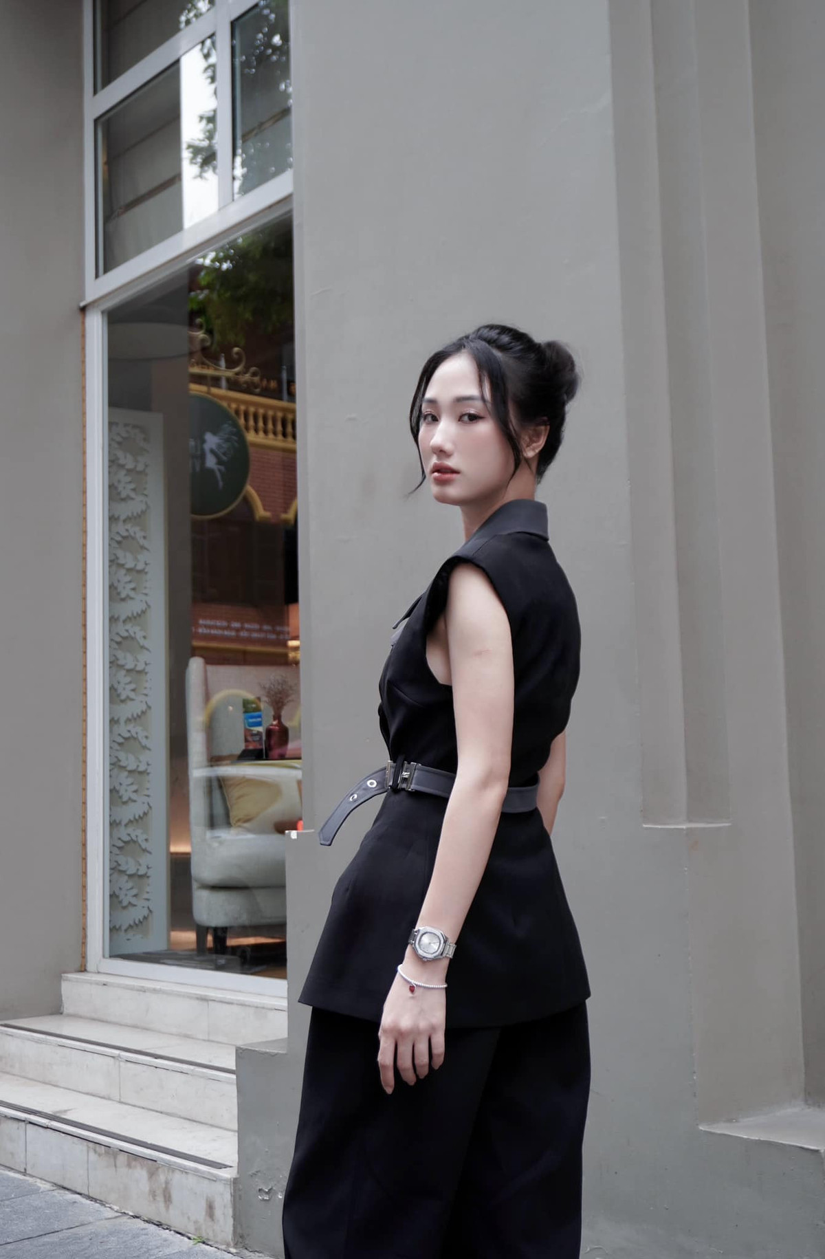 Bên cạnh các tiểu phẩm ngắn trên truyền hình, Hoàng Khánh Ly thường xuyên góp mặt trong các clip hài kết hợp với Thái Sơn, Cường Cá.