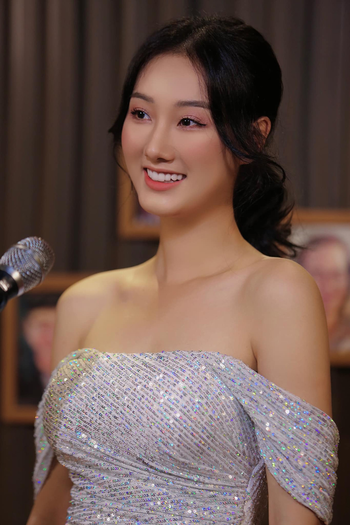 Trong chương trình Lời tự sự phát sóng trên VTV tháng 6/2024, Hoàng Khánh Ly chia sẻ, dù đi diễn 7 năm nhưng gần đây mọi người mới công nhận cô là diễn viên, trước đó ai cũng nghĩ cô chỉ đi diễn cho vui.