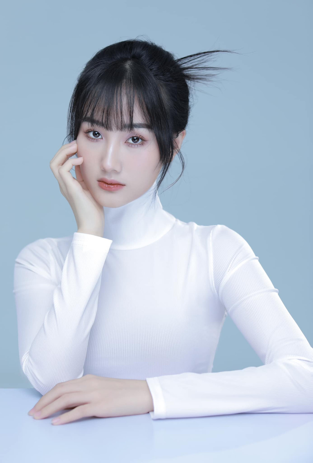 Hoàng Khánh Ly từng tham gia các web drama trước khi đóng phim truyền hình nhưng trước đó hầu hết là các vai phụ.