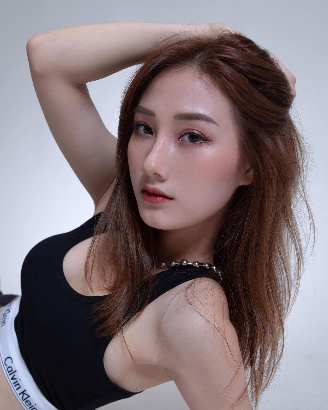 Vốn ít nói từ nhỏ nên khi Hoàng Khánh Ly theo nghề diễn viên, mọi người trong nhà đều bất ngờ và không tin lắm. Tuy vậy, theo thời gian cô đã chứng minh lựa chọn của mình là đúng đắn.