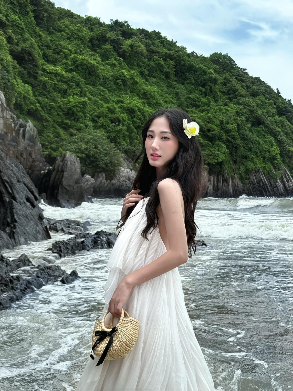 Hoàng Khánh Ly nói diễn viên là con đường khó khăn vất vả bởi cô phải đi nhiều, đi xa, chuyện dậy sớm ra khỏi nhà lúc 3-4 giờ sáng nên gia đình có phần lo lắng.