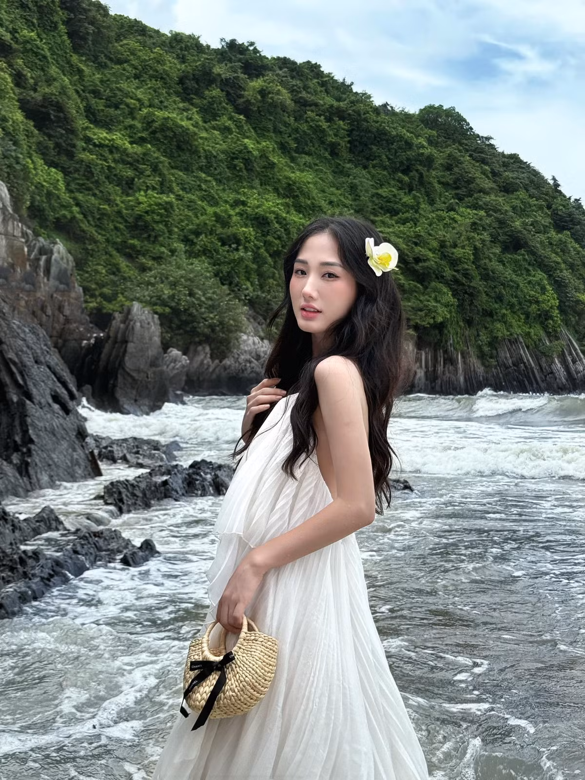 Hoàng Khánh Ly nói diễn viên là con đường khó khăn vất vả bởi cô phải đi nhiều, đi xa, chuyện dậy sớm ra khỏi nhà lúc 3-4 giờ sáng nên gia đình có phần lo lắng.