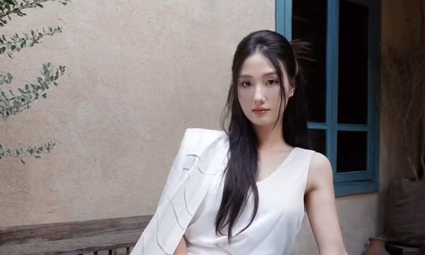 Hoàng Khánh Ly sinh năm 1998, vốn xuất thân từ sinh viên ngành công nghệ thông tin tại Đại học Giao thông Vận tải. Ngay từ năm đầu đại học, cô đã bén duyên với phim ảnh. Được một nhóm bạn rủ đi casting cho vui, không ngờ Hoàng Khánh Ly đã được chọn và gắn bó với phim ảnh từ đó đến nay.