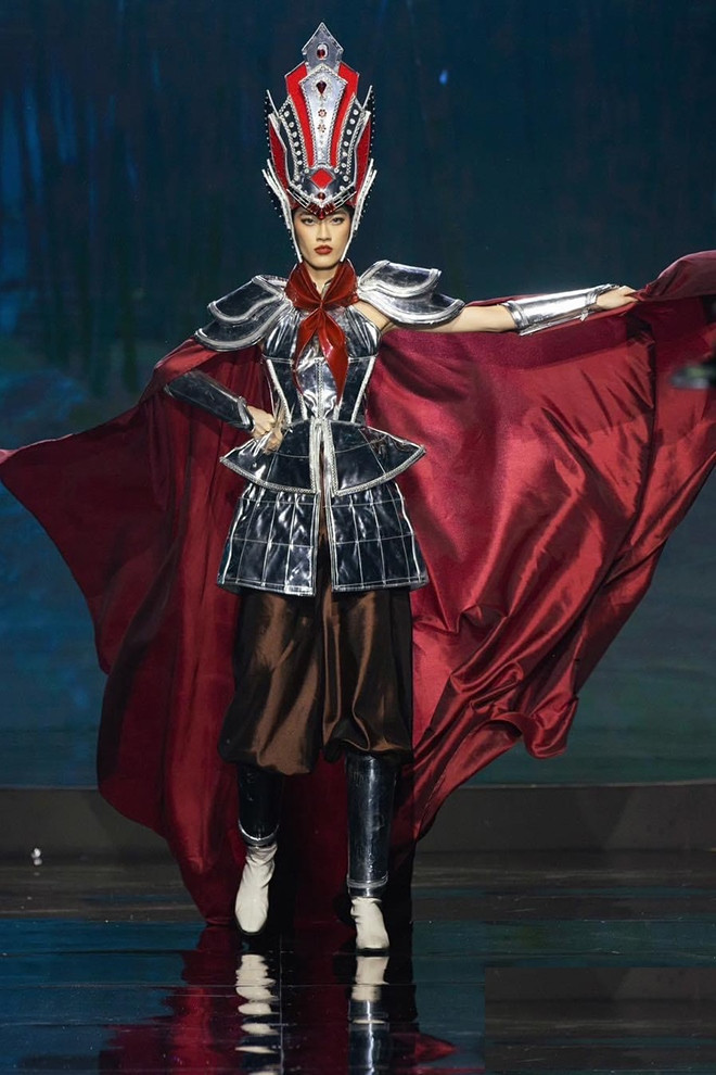 Nhờ đó, cô gây ấn tượng trong các phần thi trình diễn áo tắm, dạ hội và trang phục dân tộc với những bước catwalk đậm chất riêng.