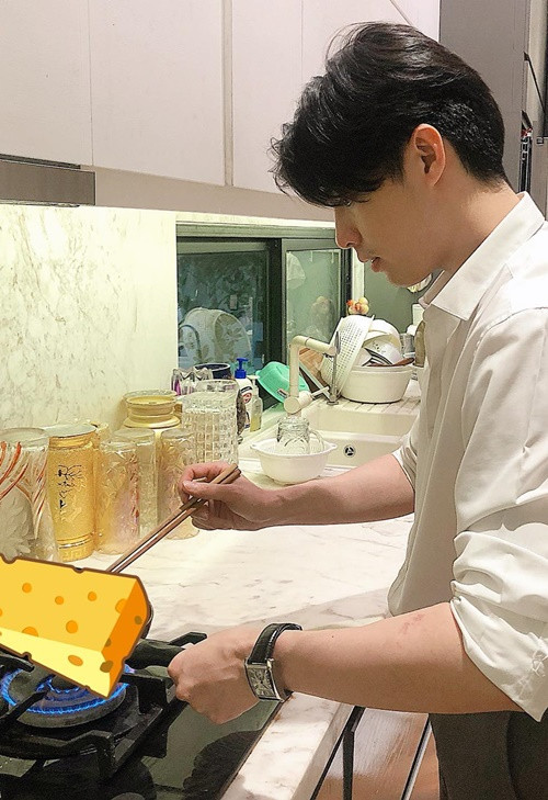 Noo Phước Thịnh trổ tài nấu nướng.