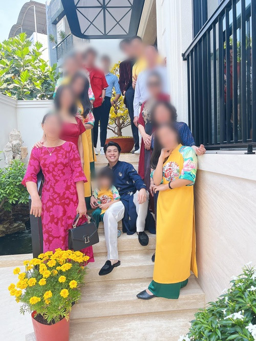 Nam ca sĩ sum vầy cùng bố mẹ, anh chị em trong nhà.