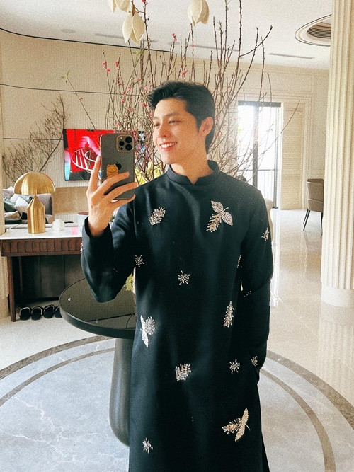 Noo Phước Thịnh mặc áo dài đón Tết Nguyên đán 2024.