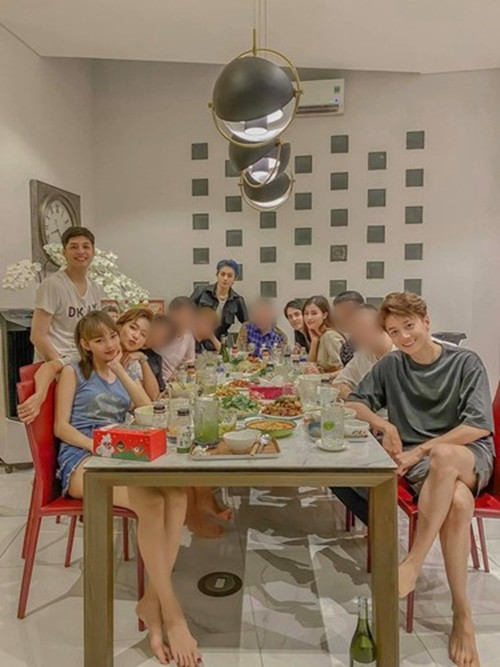 Thời gian rảnh rỗi, Noo Phước Thịnh thường xuyên mời bạn bè đến ăn uống, vui chơi. Hội bạn thân của Noo Phước Thịnh gồm nhiều nghệ sĩ nổi tiếng như: Đông Nhi - Ông Cao Thắng, Ngô Kiến Huy, Gil Lê, Minh Hằng, Khả Ngân.