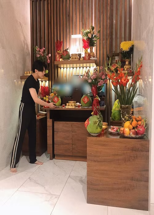 Nam ca sĩ tự tay trang hoàng nhà cửa mỗi dịp lễ Tết.