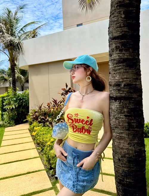 Hạnh Sino tự tin mặc gợi cảm khoe dáng thon gọn.