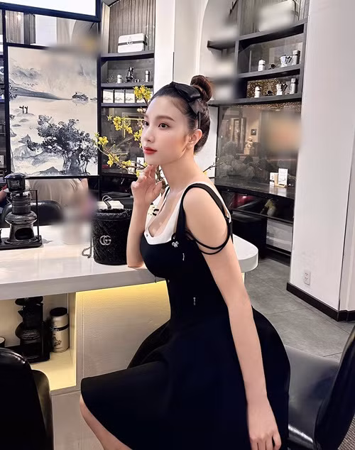 Người đẹp đầu quân về ê-kíp của Tuấn Hưng và hoạt động dưới sự quản lý, định hướng của nam ca sĩ vào năm 2014.