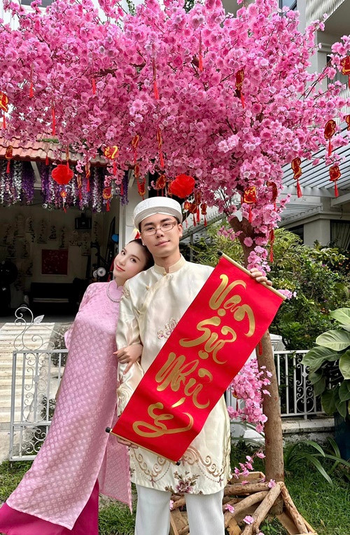 Hạnh Sino sẽ tham gia chương trình Chị đẹp đạp gió 2024. Người đẹp kết hôn vào cuối năm 2022, sinh đôi vào tháng 1/2024.