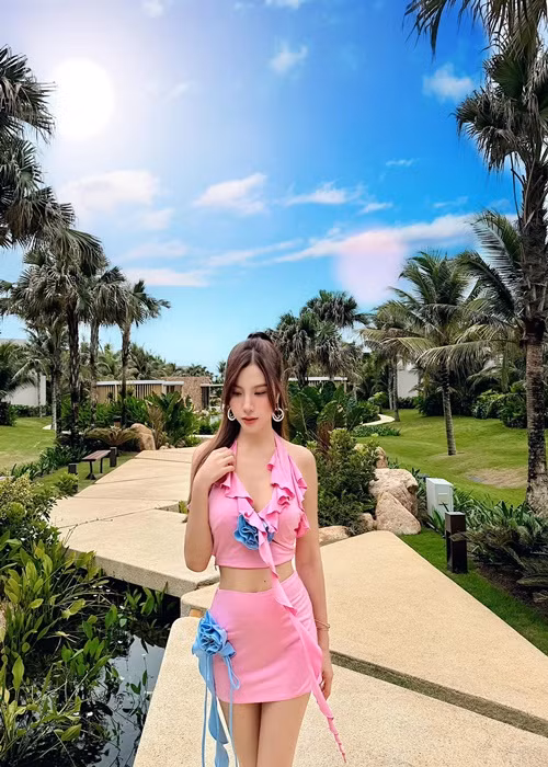 Học trò cưng của Tuấn Hưng xinh đẹp, quyến rũ như chưa từng sinh nở.