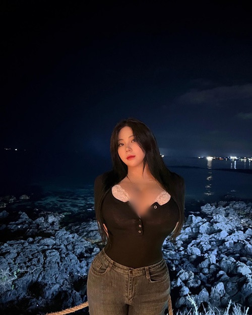 Sở hữu vòng một căng đầy, eo nhỏ nhắn, vòng ba nảy nở, cô nàng mặc gì cũng hút mắt.