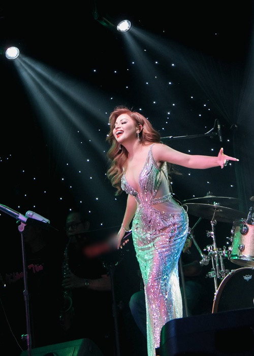 Nữ ca sĩ nỗ lực xây dựng sự nghiệp ca hát ở nước ngoài. Đến nay, Minh Tuyết vẫn giữ được độ hot.