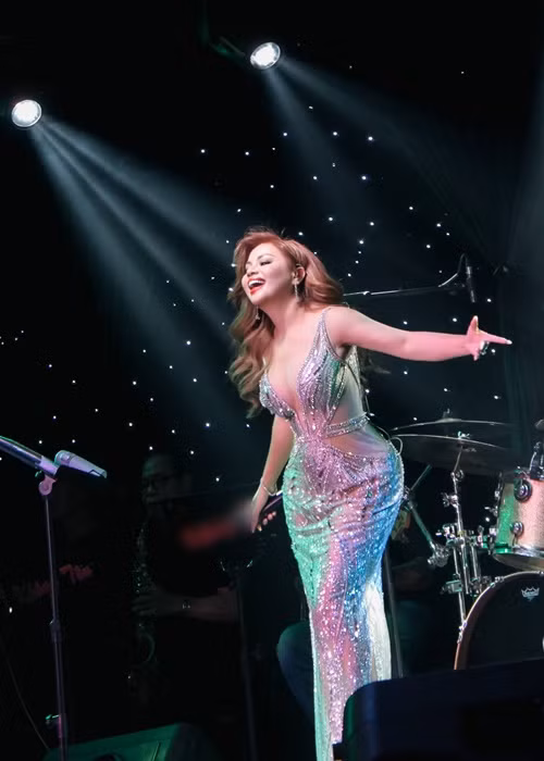 Nữ ca sĩ nỗ lực xây dựng sự nghiệp ca hát ở nước ngoài. Đến nay, Minh Tuyết vẫn giữ được độ hot.