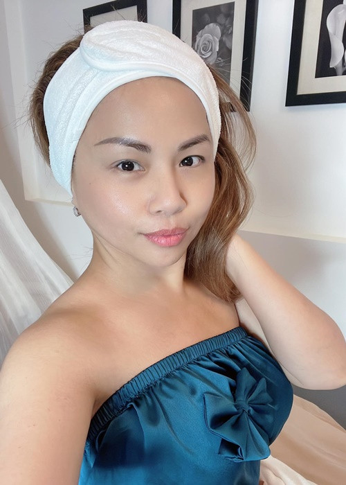 Trong cuộc phỏng vấn với Znews năm 2013, Minh Tuyết cho biết, chồng không bao giờ ý kiến về phong cách thời trang của vợ.