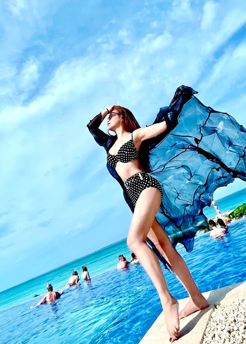 Minh Tuyết tự tin khoe dáng với bikini ở tuổi 48.