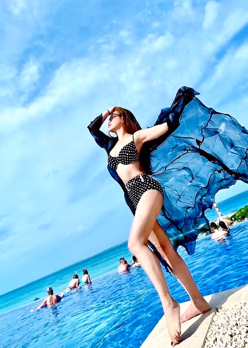 Minh Tuyết tự tin khoe dáng với bikini ở tuổi 48.