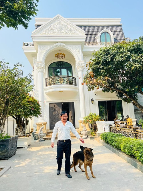 Nghệ sĩ hài Quang Tèo đắt show. Anh từng chia sẻ: "Cát-sê của tôi có thể không cao bằng nhiều nghệ sĩ hài khác như anh Xuân Hinh hay Xuân Bắc, Tự Long, Chiến Thắng, Vượng Râu. Nhưng được cái tôi đi diễn đều, có thể nói là dày show".