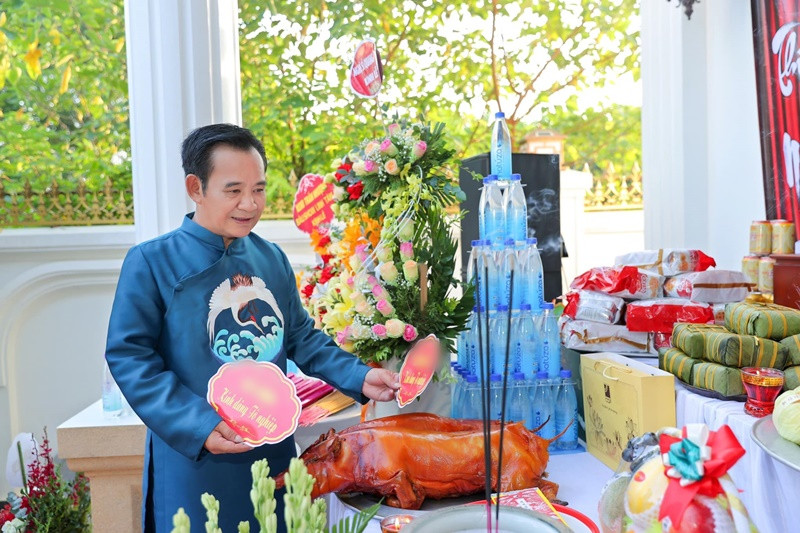 Nam nghệ sĩ từng tổ chức lễ giỗ Tổ nghề sân khấu tại biệt thự năm 2022.