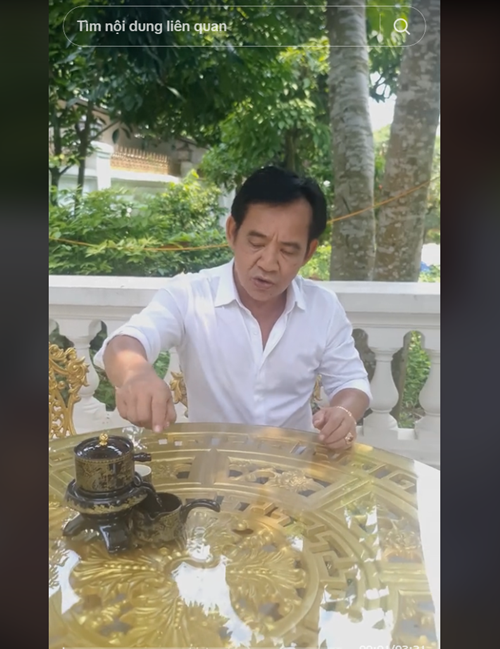 Sân vườn của Quang Tèo rộng rãi, là nơi anh ngồi uống trà khi rảnh rỗi.