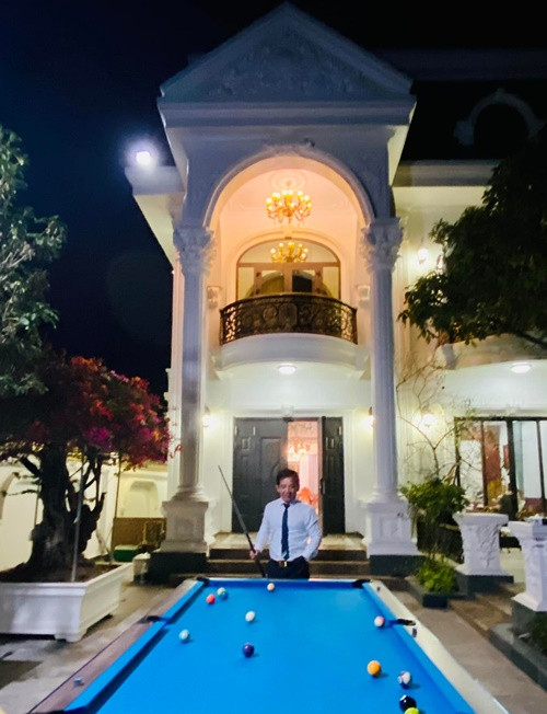 Nam nghệ sĩ hài chơi bida để giải trí trong biệt thự.