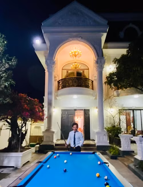 Nam nghệ sĩ hài chơi bida để giải trí trong biệt thự.