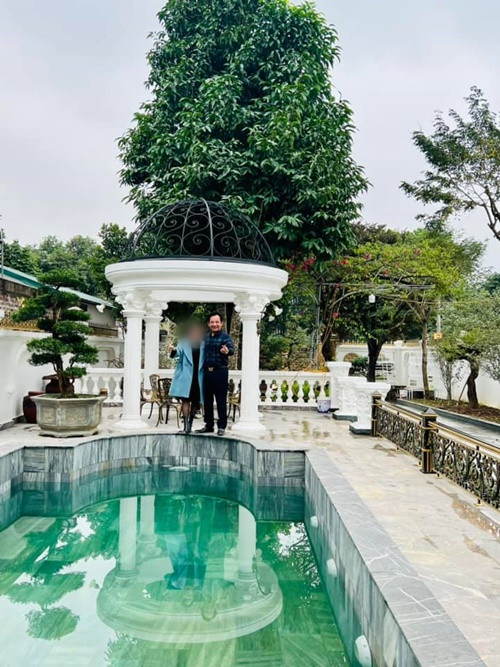 Quang Tèo xây bể bơi trong biệt thự để thoải mái bơi lội.