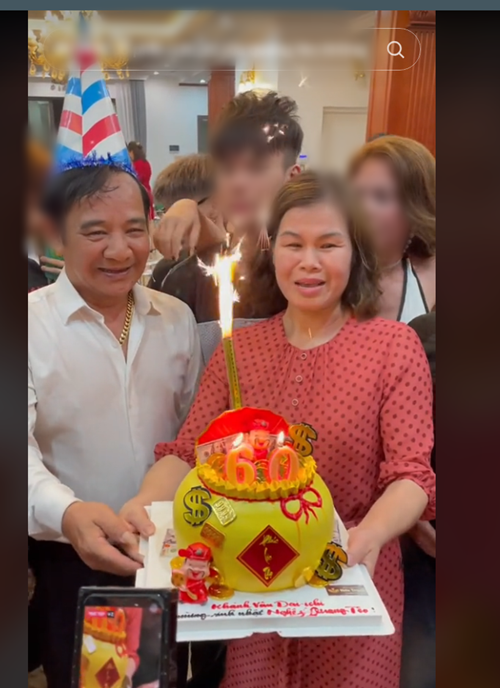 Quang Tèo từng chia sẻ hình ảnh đón tuổi 60 trong biệt thự bên vợ con.