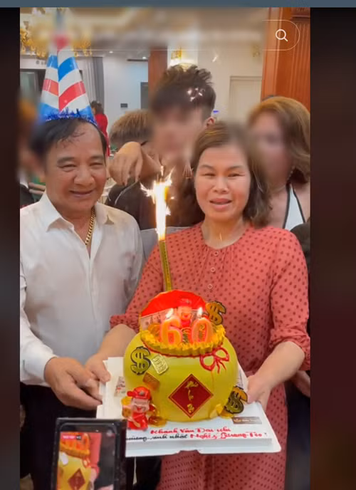 Quang Tèo từng chia sẻ hình ảnh đón tuổi 60 trong biệt thự bên vợ con.