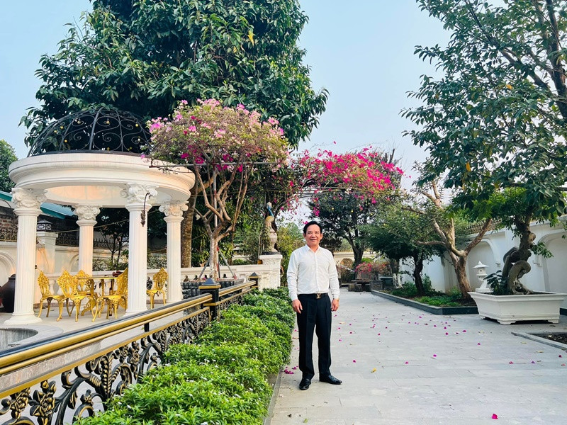 Quang Tèo sống giàu sang nhờ chăm chỉ chạy show. Hiện tại, nam nghệ sĩ ở trong căn biệt thự trắng ở Thạch Thất, Hà Nội.