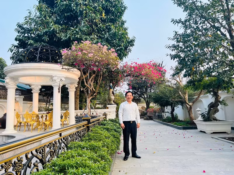 Quang Tèo sống giàu sang nhờ chăm chỉ chạy show. Hiện tại, nam nghệ sĩ ở trong căn biệt thự trắng ở Thạch Thất, Hà Nội.