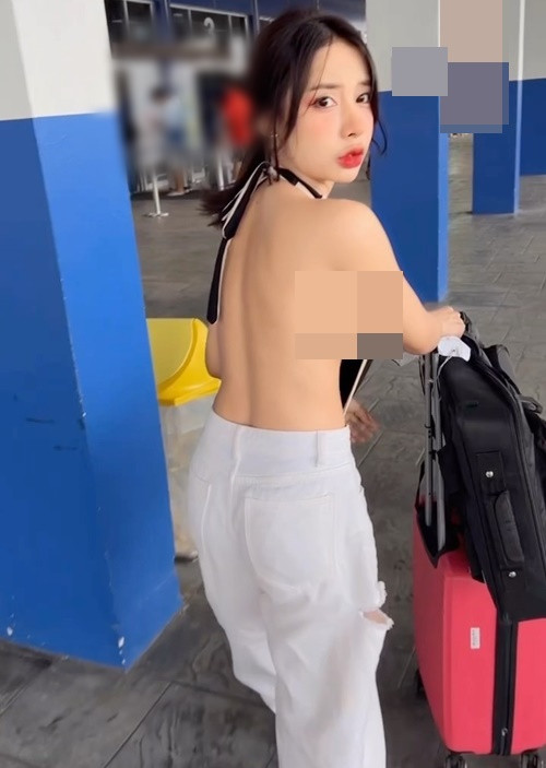 Hot girl tắm suối hớ hênh khi “quên nội y” ở sân bay. Ảnh: Instagram Barbie Mozz.