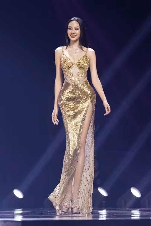 Đoàn Tường Linh đang thuộc nhóm thí sinh nổi bật ở Miss Universe Vietnam 2024. Cô sinh năm 2000, cao 1m77, có số đo ba vòng 84 - 60 - 89 cm. Chân dài sở hữu khuôn mặt rất hài hòa, ưa nhìn. Đoàn Tường Linh hiện tại được dự đoán sẽ lọt top 5 hoặc top 10 chung cuộc.