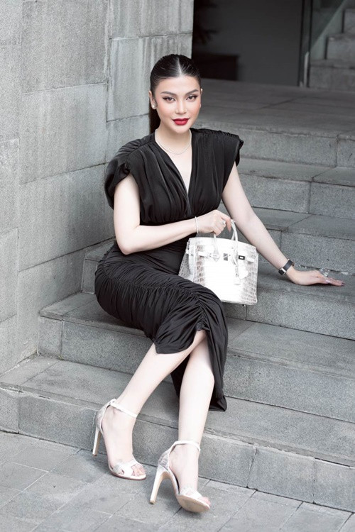 Túi Hermes bạch tạng được mệnh danh là chiếc túi xách đắt nhất thế giới. Một chiếc túi có thể lên tới 300.000 USD (hơn 7 tỷ đồng). Giá thấp nhất của dòng túi này cũng khoảng 2,5 tỷ đồng. Một trong những sao Việt từng khoe sở hữu túi Hermes bạch tạng là Lily Chen. Ảnh: Dân Việt.