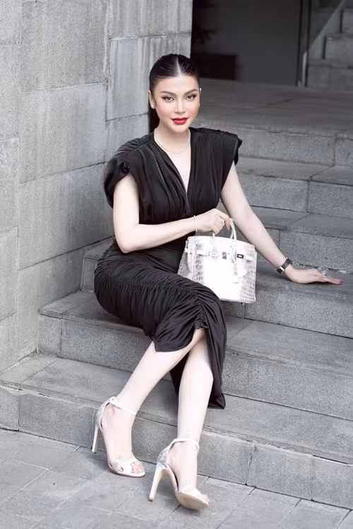 Túi Hermes bạch tạng được mệnh danh là chiếc túi xách đắt nhất thế giới. Một chiếc túi có thể lên tới 300.000 USD (hơn 7 tỷ đồng). Giá thấp nhất của dòng túi này cũng khoảng 2,5 tỷ đồng. Một trong những sao Việt từng khoe sở hữu túi Hermes bạch tạng là Lily Chen. Ảnh: Dân Việt.