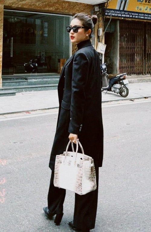 Huyền My cũng có chiếc túi Hermes da cá sấu bạch tạng trong bộ sưu tập túi hiệu. Ảnh: Phụ Nữ Việt Nam.