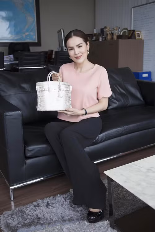 Theo Dân Việt, Phương Lê sở hữu 4 chiếc túi xách da cá sấu bạch tạng từ Hermes và Louis Vuitton có giá trị chục tỷ đồng. Ảnh: Saostar.